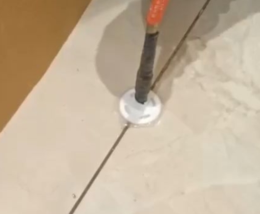 建华瓷砖空鼓维修公司专业解答瓷砖在铺贴过程中，如果没有涂抹均匀到位的粘结材料（如水泥砂浆或瓷砖胶），可能会导致以下问题