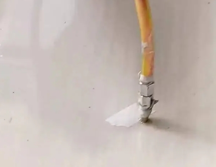 建华瓷砖空鼓维修公司专业解答在瓷砖铺贴过程中，如果使用的砂料过粗（如全部使用了粗砂），可能会导致以下问题