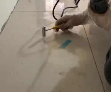 建华瓷砖开裂维修公司专业分享瓷砖在铺贴前如果没有沥干水分，将会导致以下问题