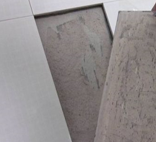建华瓷砖空鼓维修公司分享瓷砖铺贴时如果打浆（即涂抹在瓷砖背面和基层上的砂浆或瓷砖胶）过少，会带来以下问题